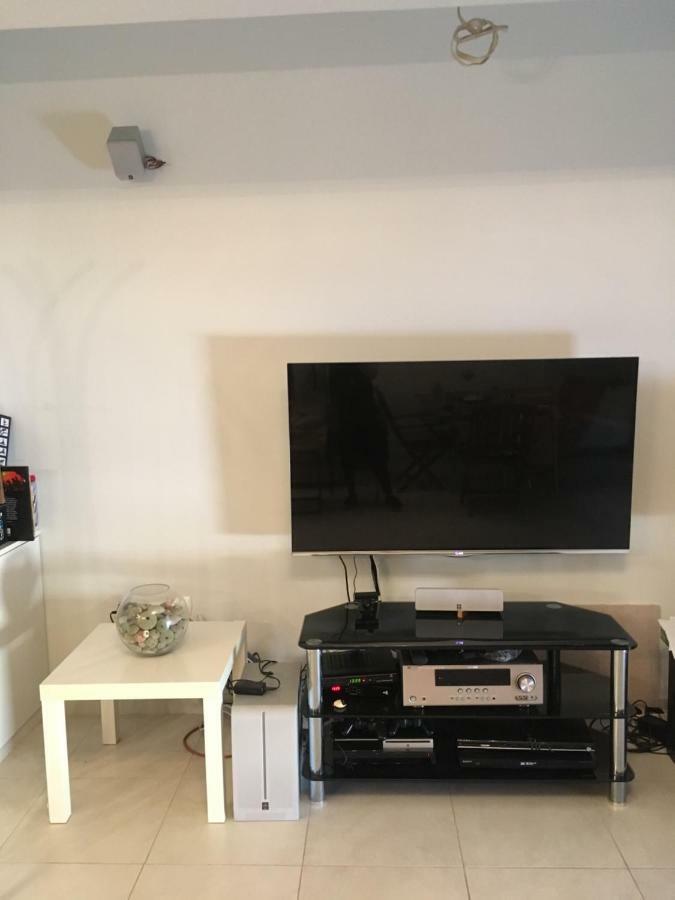 Savva's Surf House ארטמידה