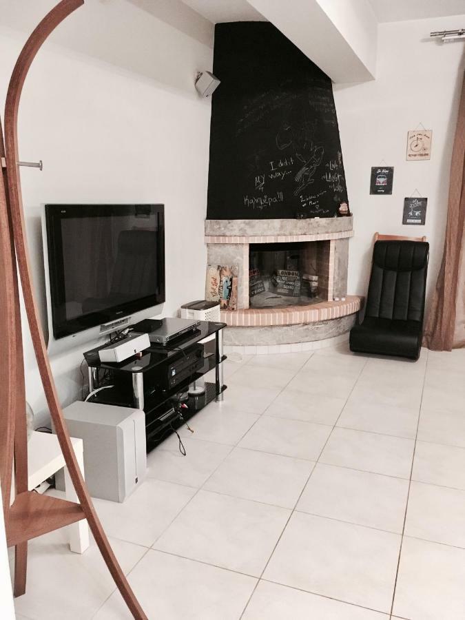 Savva's Surf House בית נופש